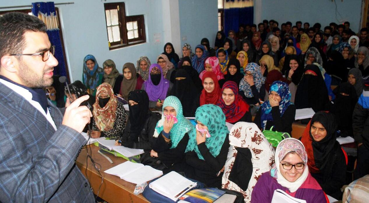DC Srinagar conducts surprise inspection of tuition centers
