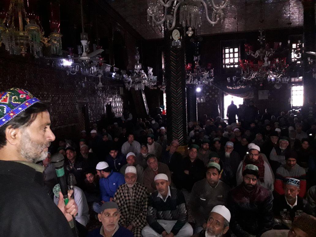 Malik visits Khankah-I- Mo’alla; offers Friday prayers