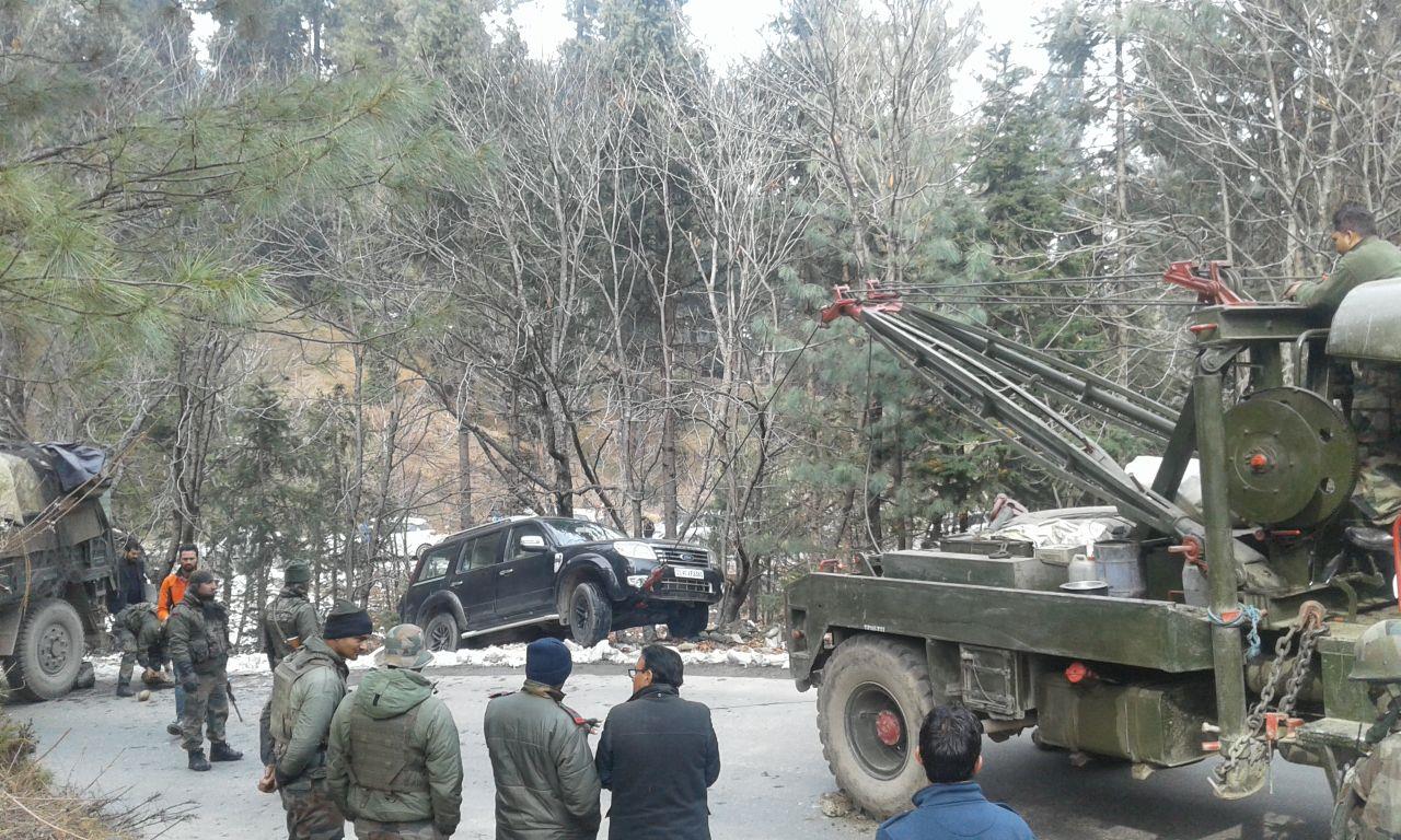 Army recovers tourist vehicle in Gulmarg