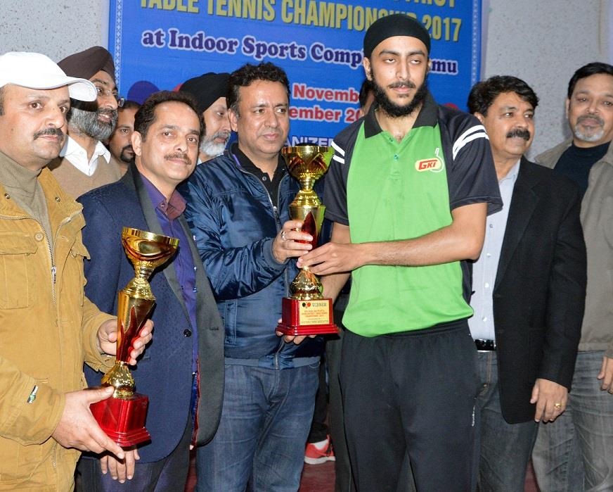Zulfkar felicitates meritorious players of tennis tournament