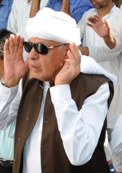 Dr Farooq, Omar Abdullah pay obeisance at Hazratbal