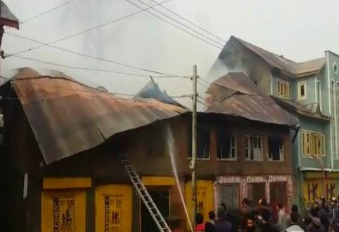 Fire guts three commercial structures in Bagh-e-Mehtab