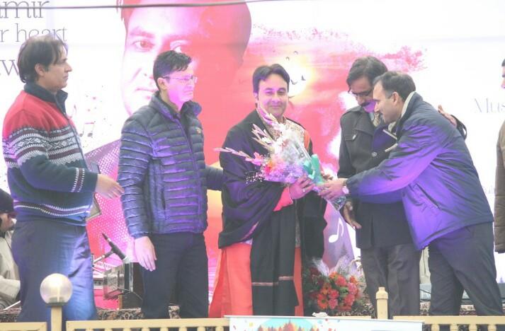 Musical, Cultural show at Dal Lake enthralls locals, tourists