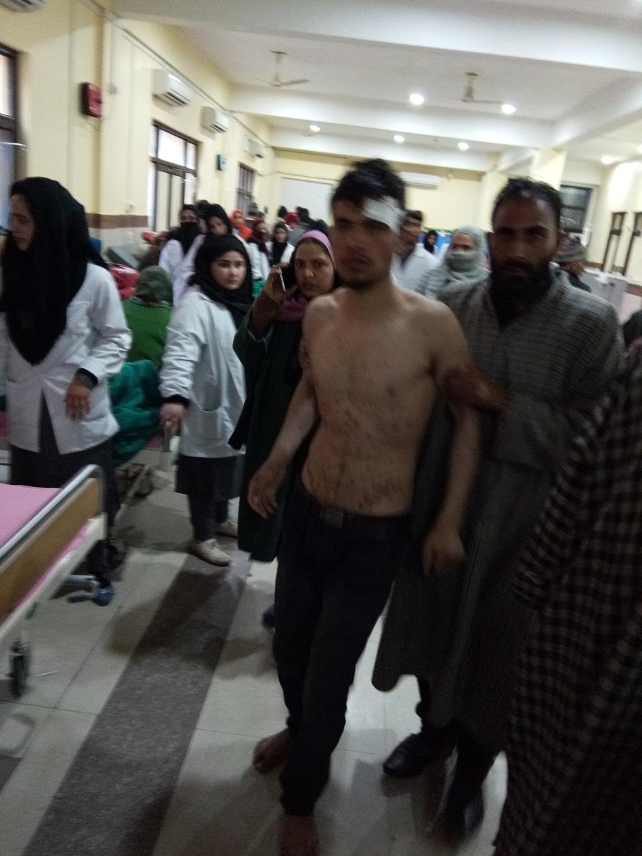 10 persons injured in Qazigund road mishap