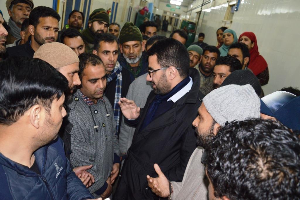 DC Srinagar visits injured fireman at SMHS