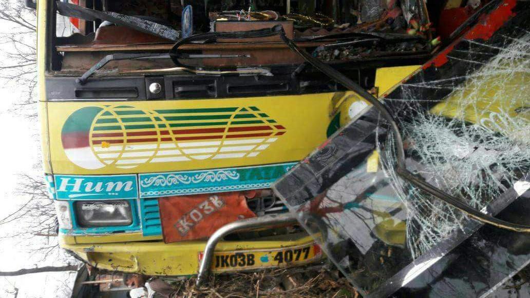 One dies, 10 injured in road mishap in Bijbehara