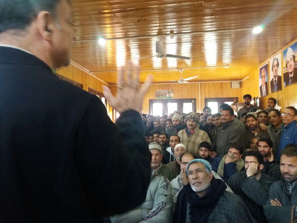 Mufti Sajad addresses workers in Anantnag