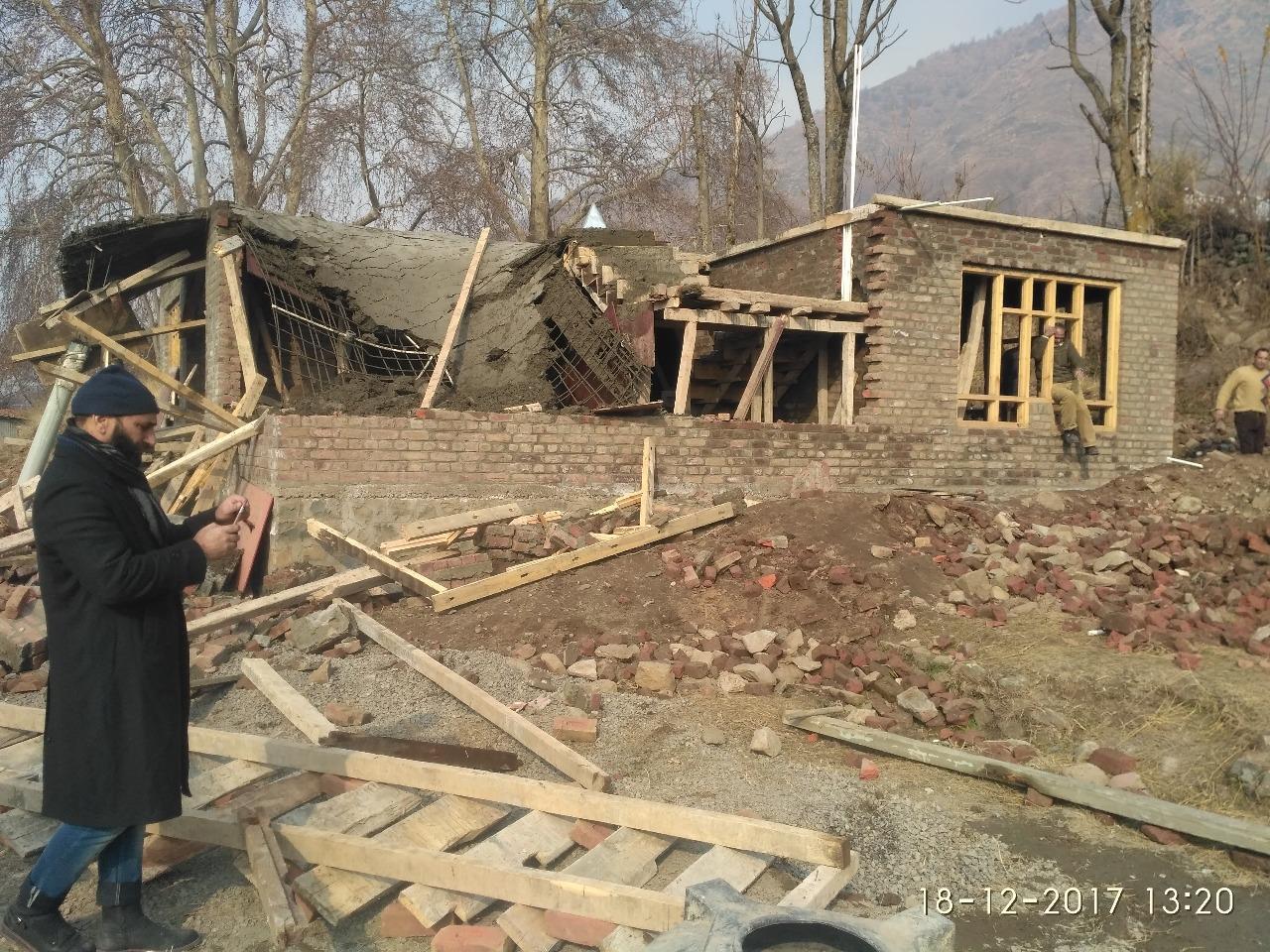 LAWDA demolishes seven illegal structures around Dal Lake