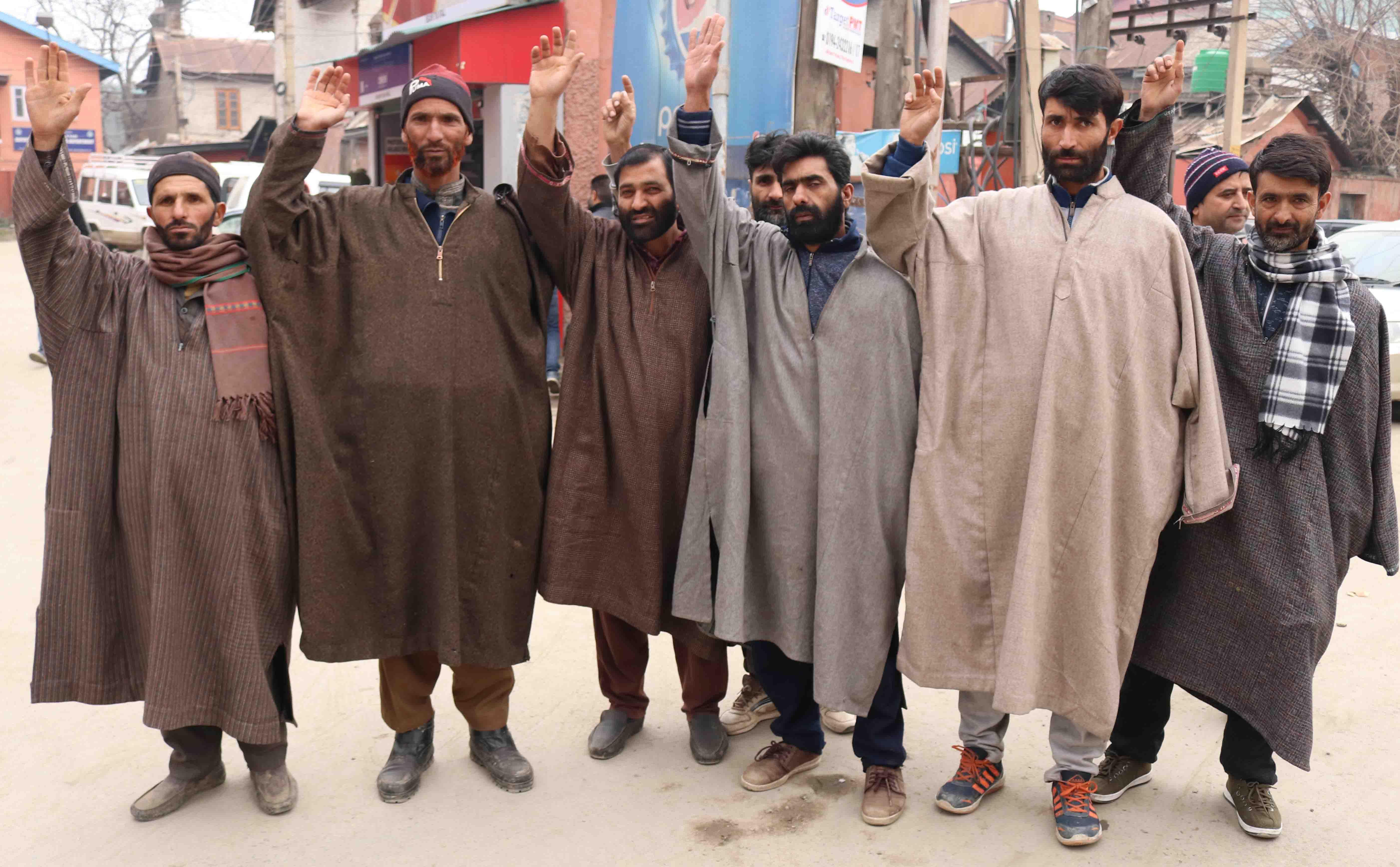 Land donors protest against SRO 520