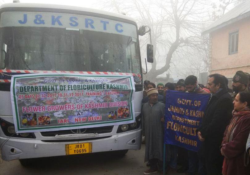 Div Com flags off training-cum-exposure visit of growers