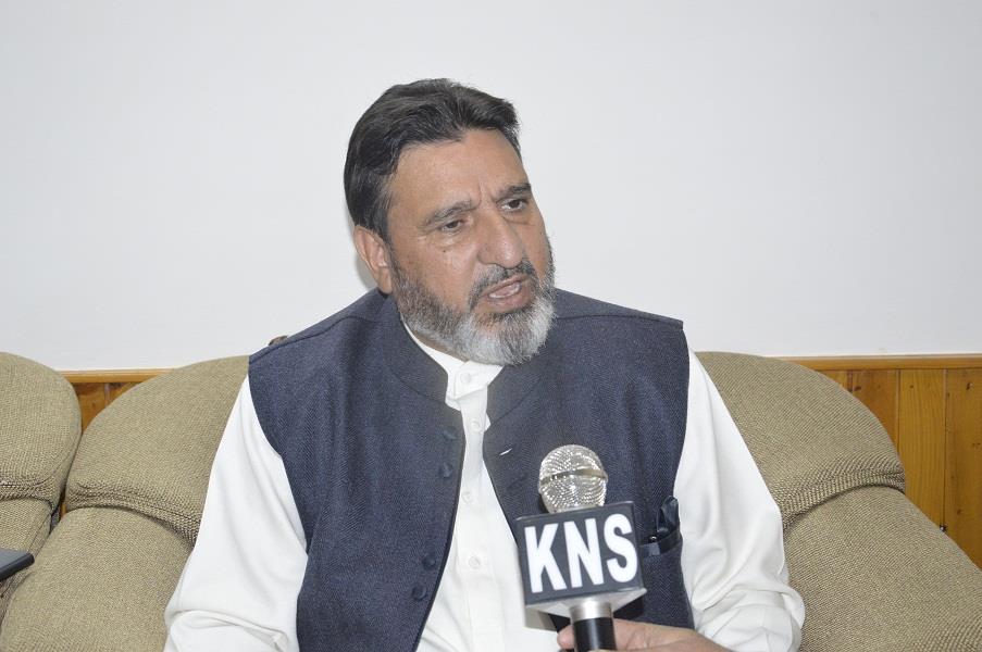 Altaf Bukhari felicitates Ignite award recipient Iqrar Rashid
