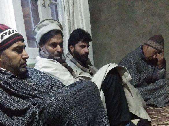 Malik condoles demise of Ghulam Rasool, Abdul Kariam