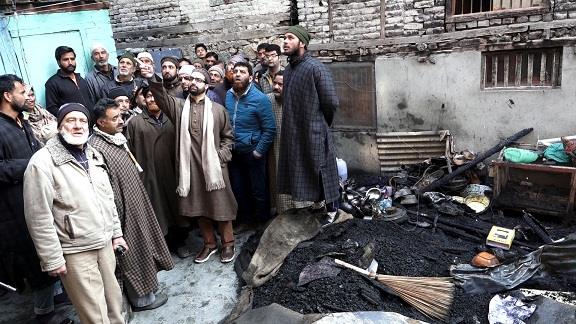 Mirwaiz visits Tarabal, Bul Bul Lanker fire victims