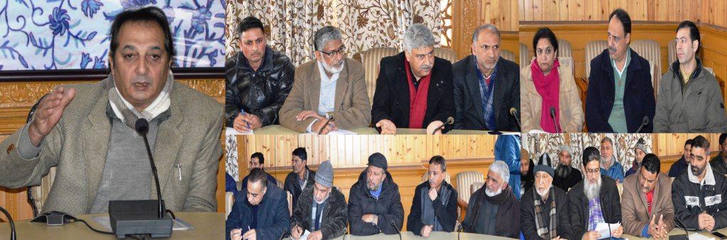 Div Com interacts with Srinagar traders