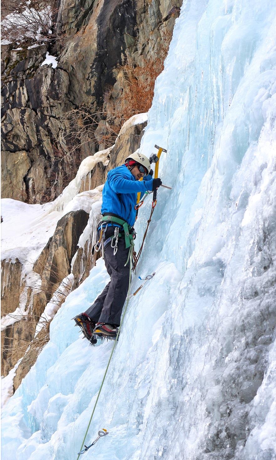 Tourism deptt organizes ice-climbing at Phrislan