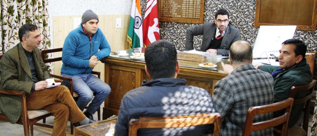 Kashmir Press Club office-bearers call on DC Srinagar