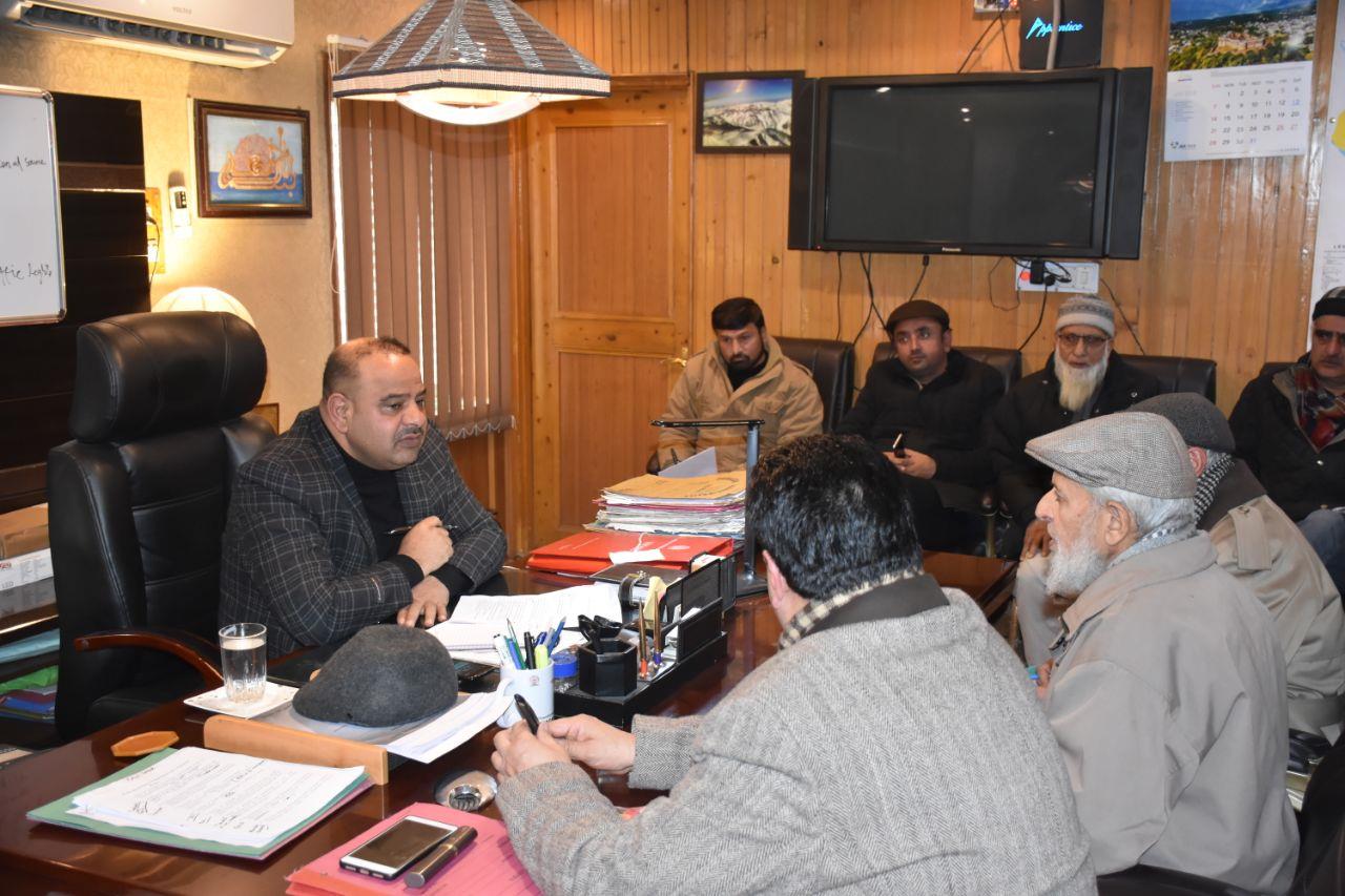 Commissioner SMC holds meeting with Anjumani Auqaf