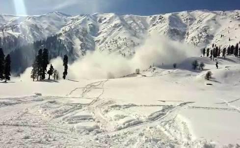 Foreign skier dies, another rescued after avalanche hits Gulmarg