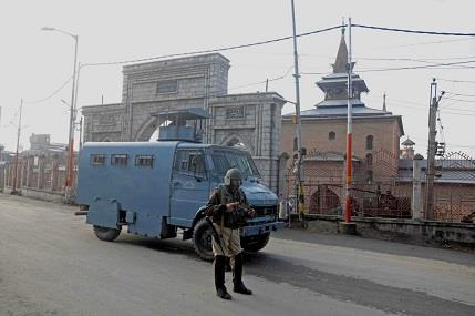 Hurriyat (M) denounces Govt for banning Friday prayers at historic Jamia Masjid