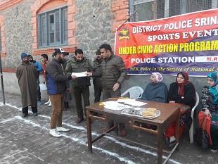Maharaj Gunj Police Station organize sports events at private school