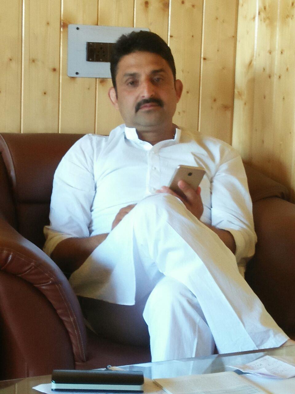 Prove I am JK Bank defaulter, I will resign: Yasir Reshi to Akbar Lone