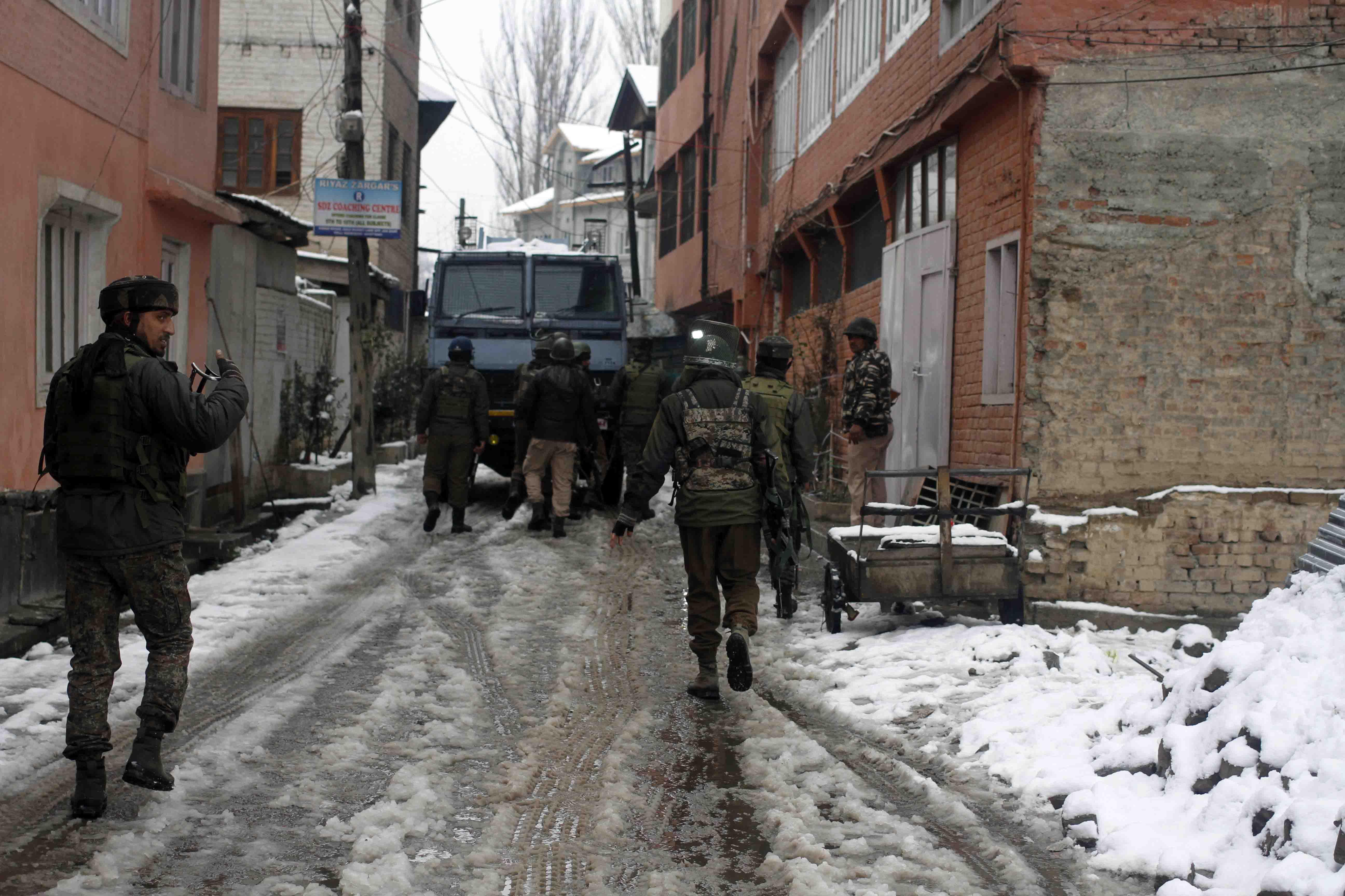 Policeman injured in Srinagar gunfight