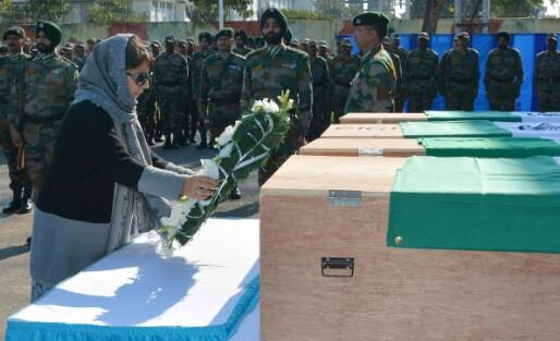 CM lays wreaths on bodies of Army personnel