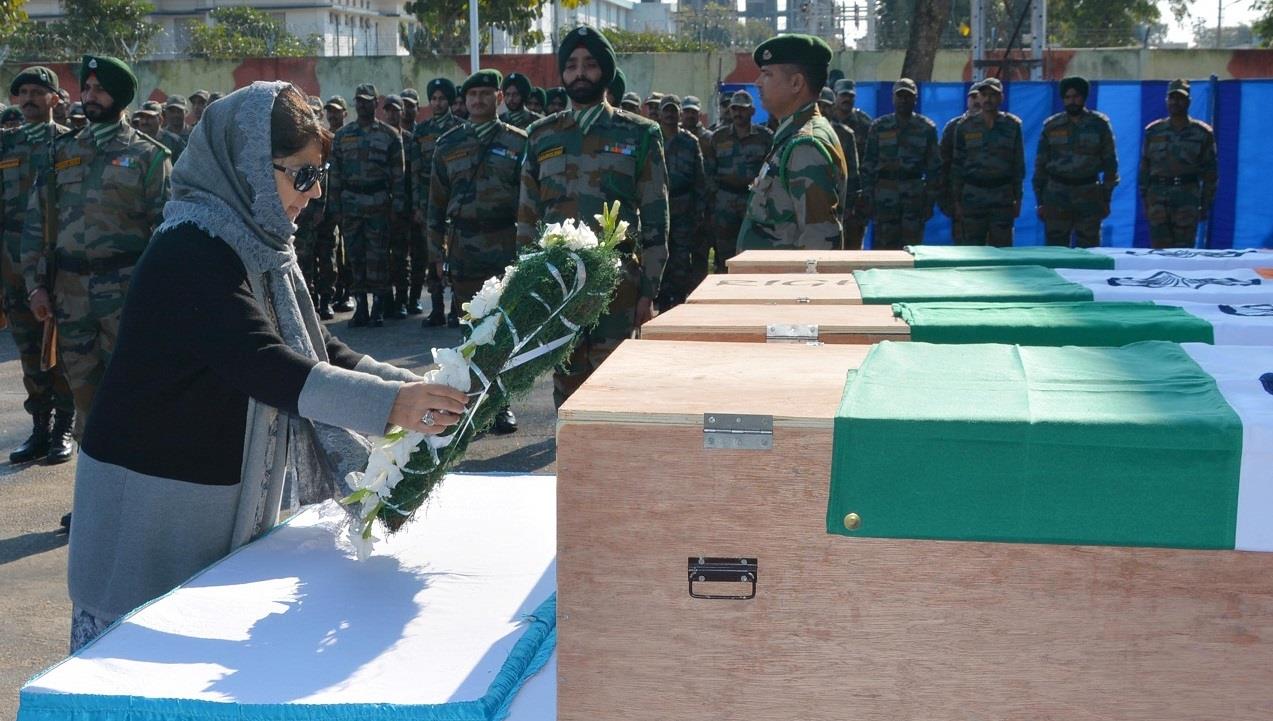 CM lays wreaths on bodies of Army personnel
