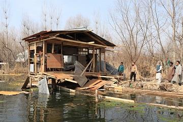 LAWDA demolishes five illegal structures around Dal Lake