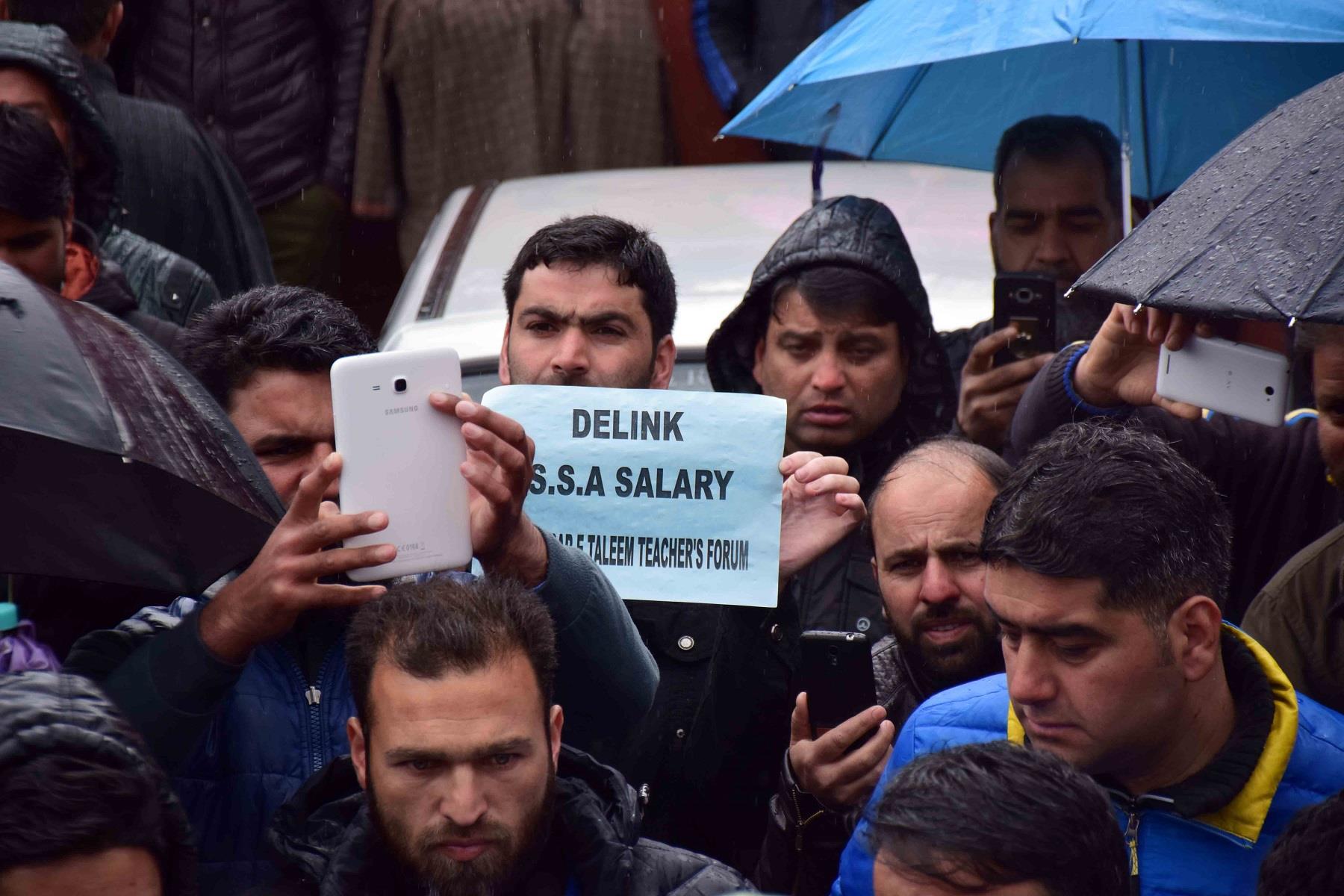 JKReTF protests in Srinagar, demands Govt to streamline their salaries