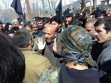 Er. Rasheed leads protest march against Shopian Killings in Handwara, detained