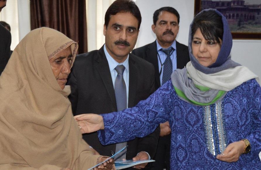 CM distributes cash relief among victims of border shelling at Poonch