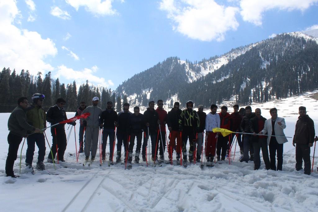 Tourism deptt organises ski, snowboarding at Doodhpathri Doodhpathri