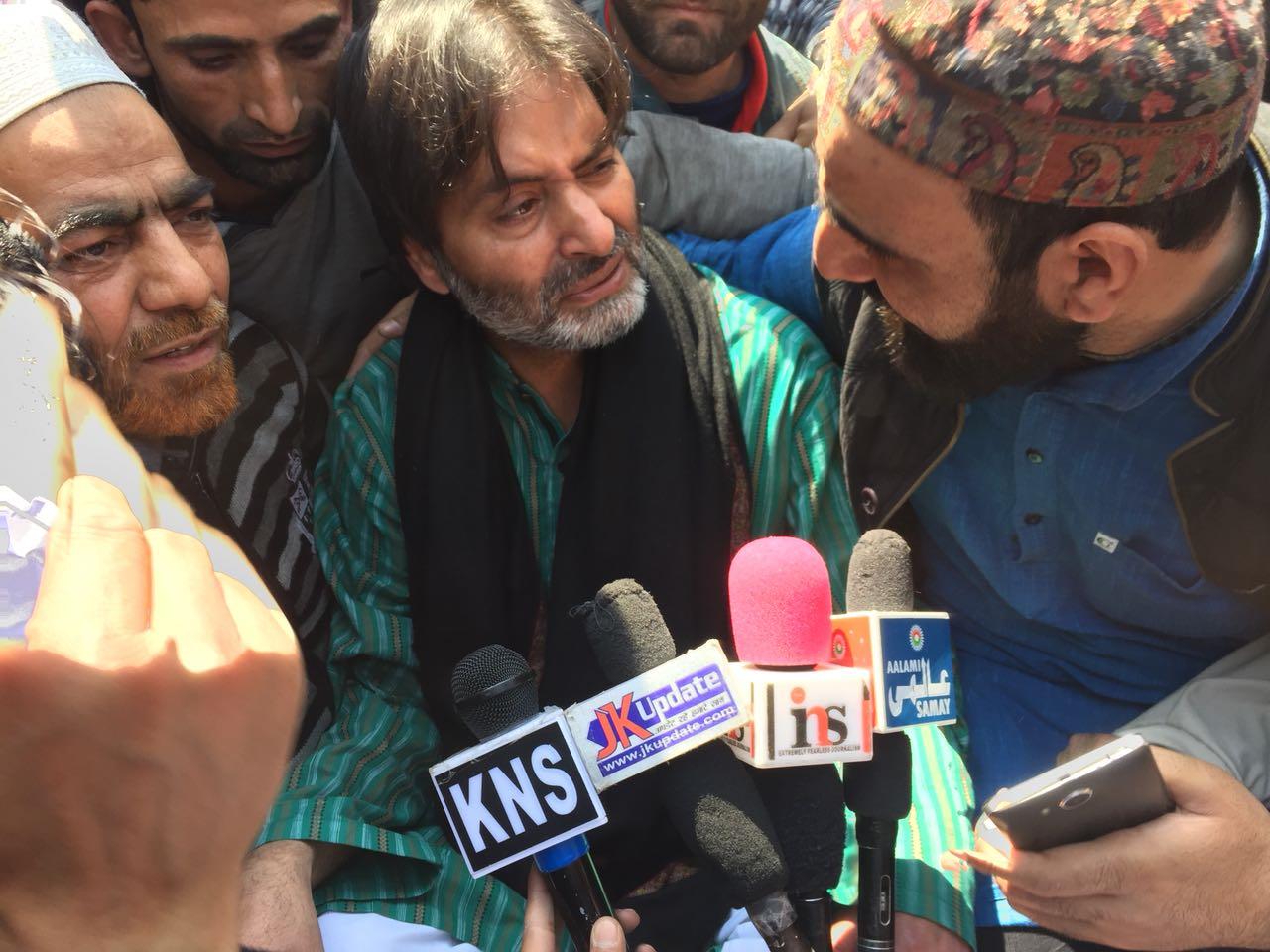 JRL leaders, activists stage sit-in outside Jamia Masjid