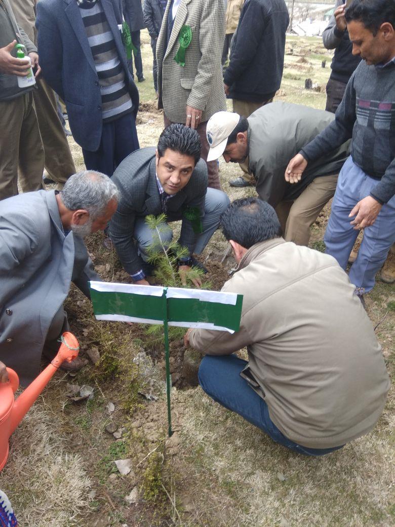 Regional Dir Social Forestry launches plantation drive in Pahalgam