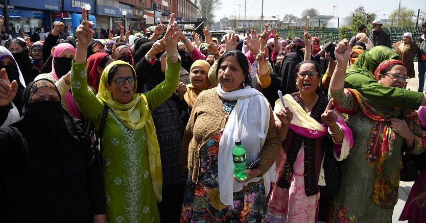 Road blockade by Anganwadi workers leads to traffic mess at Lal Chowk