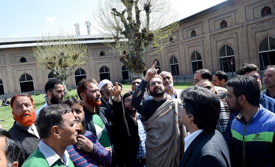 Mirwaiz visits Jamia Masjid, takes stock of ongoing construction work