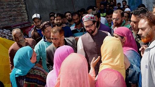 Mirwaiz visits Aali Kadal fire victims