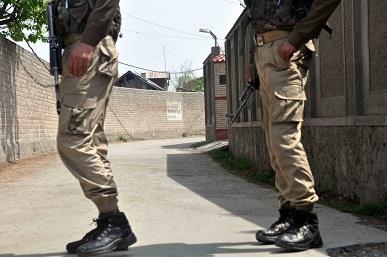 Geelani disallowed to march towards Shopian