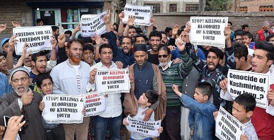 Mirwaiz condemns ‘caging’ pro-freedom leaders, disallowing Friday prayers
