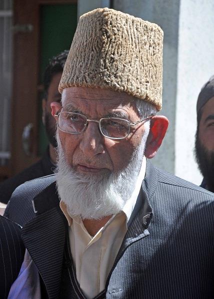 Geelani barred to offer Friday prayers in Masjid again