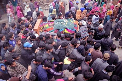 Thousands attend funeral prayers of slain militant in Pulwama village