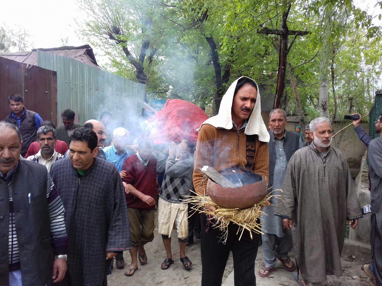 Muslims participate in last rites of Pandit woman in Tangmarg