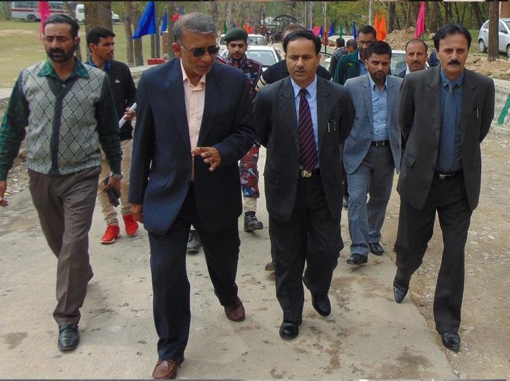 Despite holiday Dir Edu Dr.Itoo makes an extensive tour of District Ganderbal