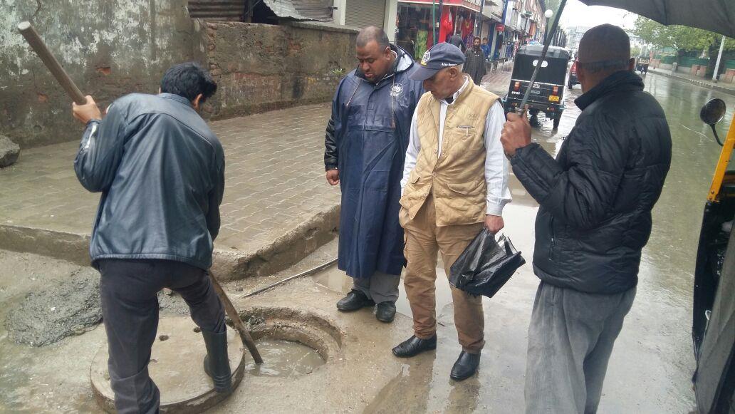 SMC presses men, machinery for dewatering City areas