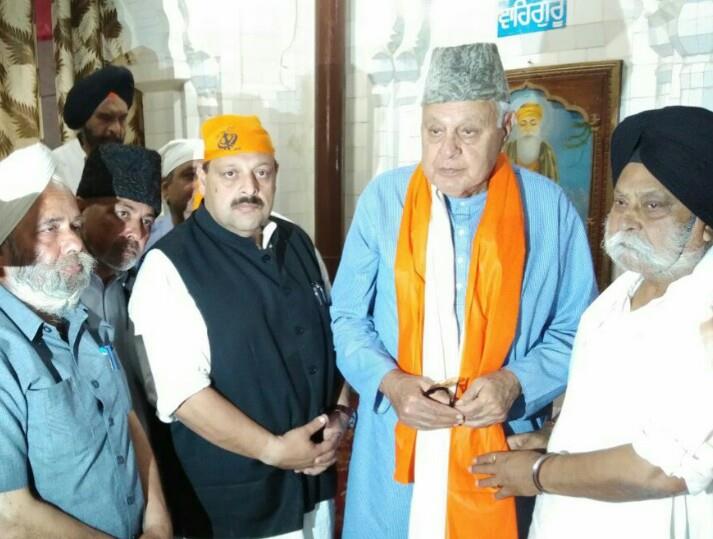 Dr Farooq pays obeisance at Dera Baba Bandha Bahadur