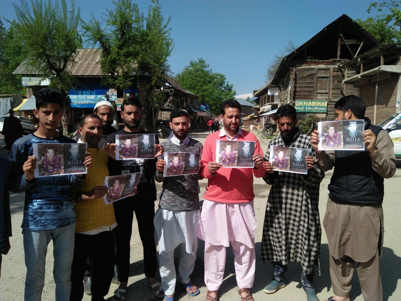 Langate shopkeepers protest for Kathua child