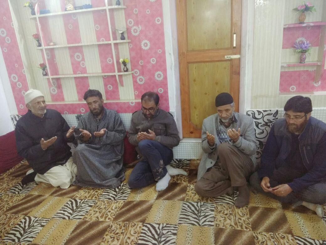On Mirwaiz’s directions, Hurriyat (M) delegation visits slain Kangan youth’s family