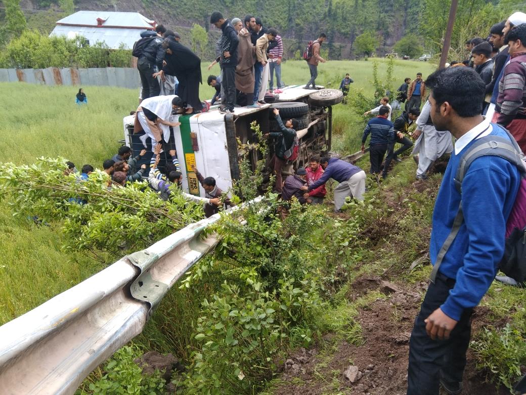 32 injured as bus turns turtle in Uri