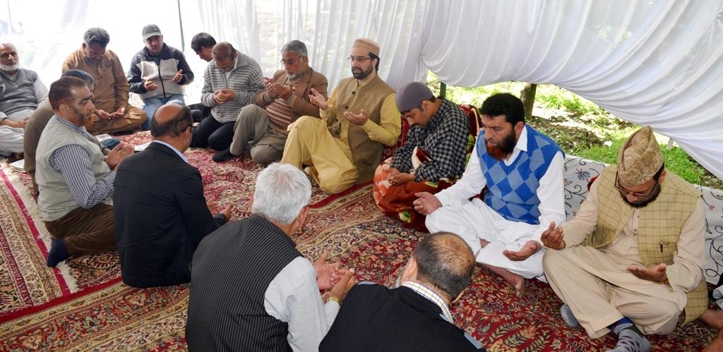 Mirwaiz visits Adv Shamsdin Shah’s residence